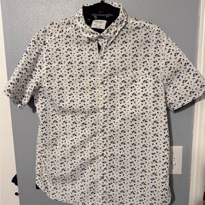 Short-Sleeve White Shirt with Blue Floral Print - Casual Button-Down